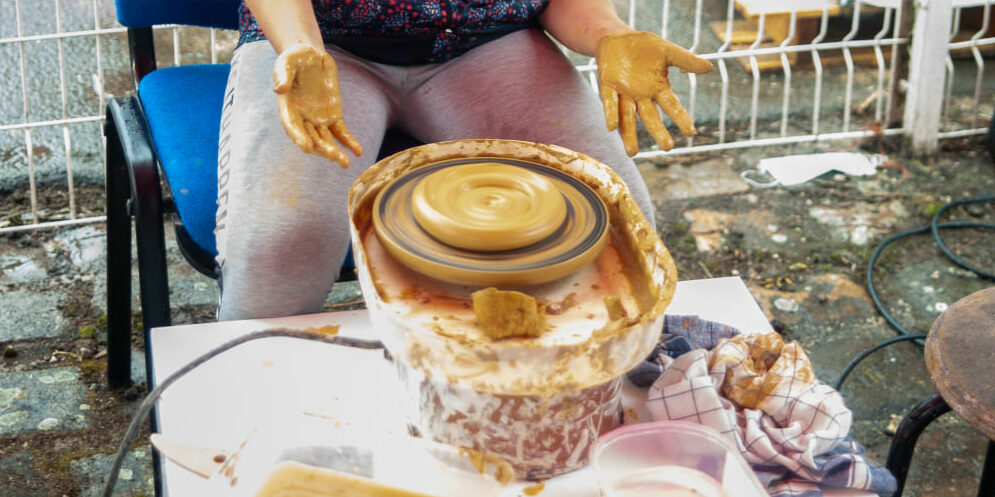 Photo d'une personne faisant de la poterie